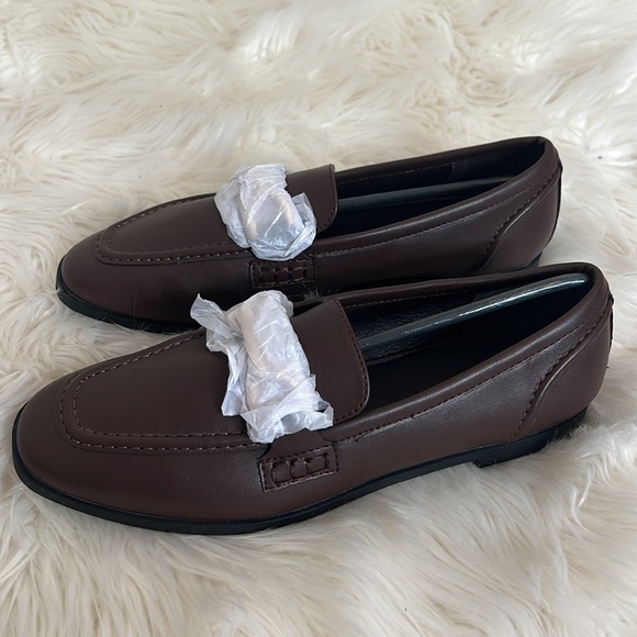 NWOB Womens Brown Loafers With Gold Chain. Size 9.5 - Picture 3 of 9